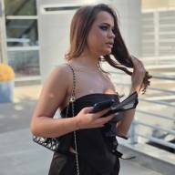Priznala je burnu prošlost, uključujući tuče, bežanje iz škole, druženje sa kriminalcima i razbijanje više brakova, na šta je ponosna