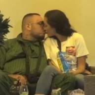 Pao poljubac Laure i Cara! Osamili se ispod trema, on se nećka da poklekne